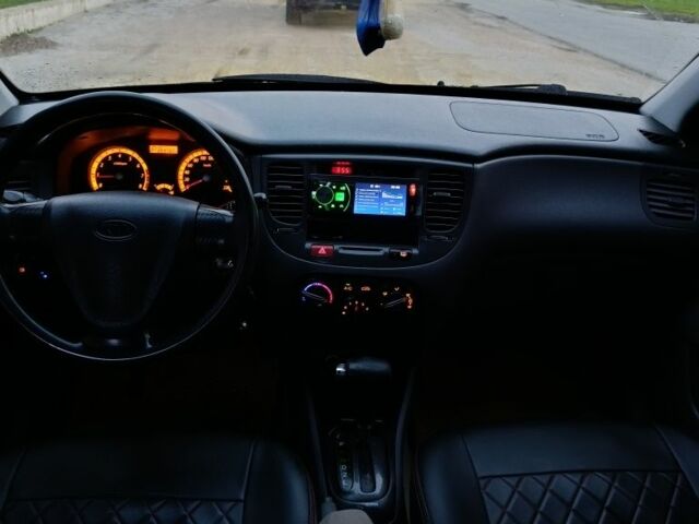Чорний Кіа Ріо, об'ємом двигуна 1.4 л та пробігом 280 тис. км за 5300 $, фото 4 на Automoto.ua
