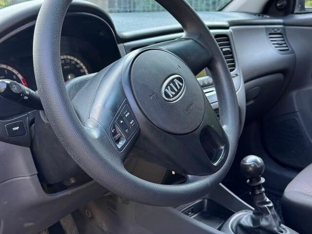 Чорний Кіа Ріо, об'ємом двигуна 1.4 л та пробігом 159 тис. км за 2999 $, фото 2 на Automoto.ua