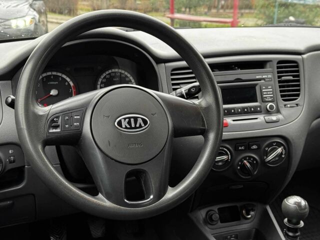 Черный Киа Рио, объемом двигателя 1.4 л и пробегом 151 тыс. км за 6490 $, фото 12 на Automoto.ua