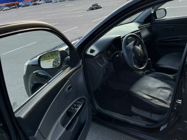 Черный Киа Рио, объемом двигателя 1.4 л и пробегом 140 тыс. км за 5500 $, фото 4 на Automoto.ua
