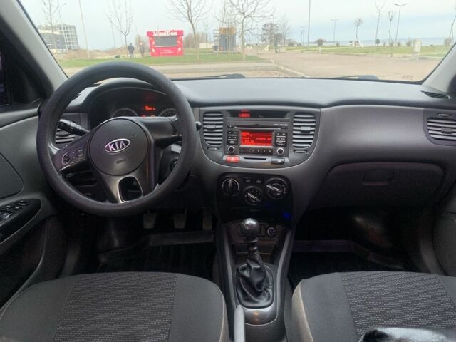 Чорний Кіа Ріо, об'ємом двигуна 1.4 л та пробігом 189 тис. км за 5463 $, фото 3 на Automoto.ua