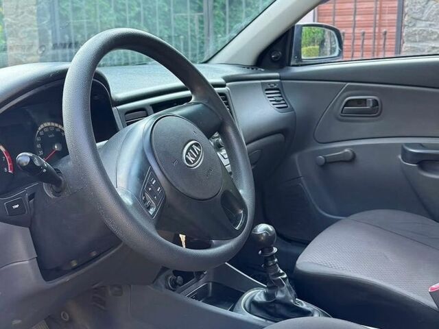 Чорний Кіа Ріо, об'ємом двигуна 1.4 л та пробігом 159 тис. км за 2999 $, фото 4 на Automoto.ua