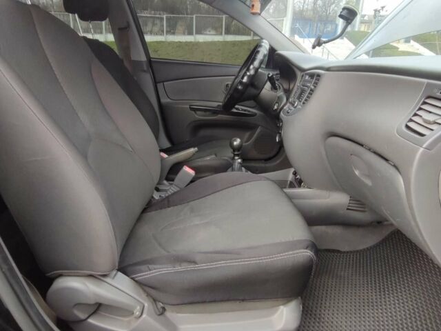 Черный Киа Рио, объемом двигателя 1.4 л и пробегом 253 тыс. км за 4000 $, фото 4 на Automoto.ua