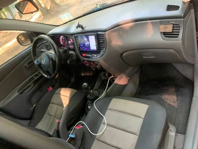 Черный Киа Рио, объемом двигателя 1.4 л и пробегом 270 тыс. км за 4499 $, фото 8 на Automoto.ua