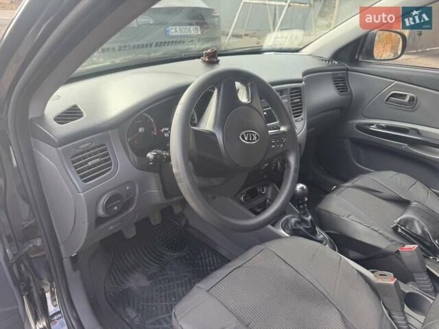 Чорний Кіа Ріо, об'ємом двигуна 1.4 л та пробігом 105 тис. км за 4400 $, фото 4 на Automoto.ua