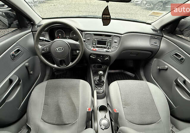 Черный Киа Рио, объемом двигателя 1.4 л и пробегом 100 тыс. км за 5000 $, фото 22 на Automoto.ua