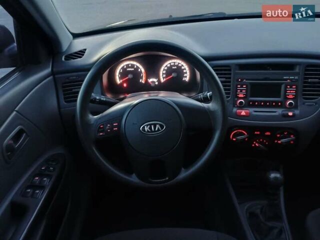 Черный Киа Рио, объемом двигателя 1.4 л и пробегом 150 тыс. км за 4500 $, фото 5 на Automoto.ua