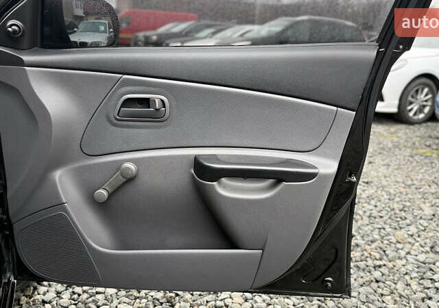 Черный Киа Рио, объемом двигателя 1.4 л и пробегом 100 тыс. км за 5000 $, фото 26 на Automoto.ua