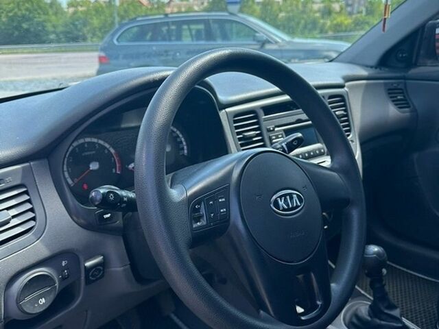 Чорний Кіа Ріо, об'ємом двигуна 1.4 л та пробігом 50 тис. км за 4899 $, фото 7 на Automoto.ua
