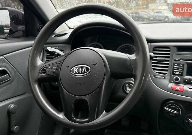 Черный Киа Рио, объемом двигателя 1.4 л и пробегом 100 тыс. км за 5000 $, фото 25 на Automoto.ua