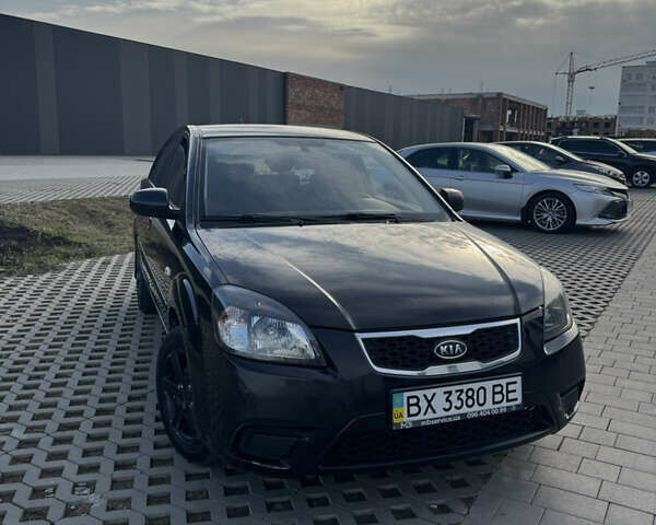 Черный Киа Рио, объемом двигателя 1.4 л и пробегом 206 тыс. км за 4999 $, фото 1 на Automoto.ua