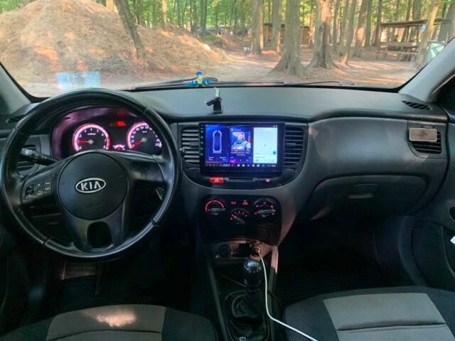Черный Киа Рио, объемом двигателя 1.4 л и пробегом 270 тыс. км за 4499 $, фото 9 на Automoto.ua
