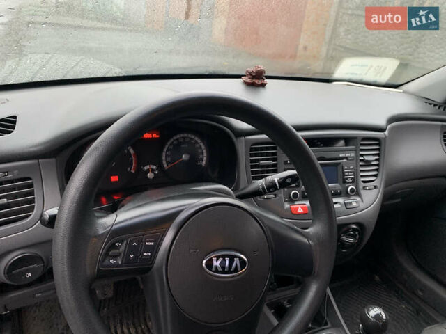 Черный Киа Рио, объемом двигателя 1.4 л и пробегом 105 тыс. км за 4100 $, фото 5 на Automoto.ua