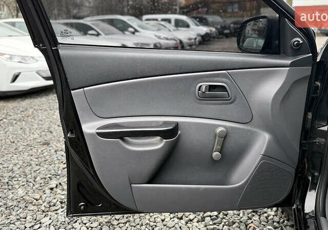 Черный Киа Рио, объемом двигателя 1.4 л и пробегом 100 тыс. км за 5000 $, фото 14 на Automoto.ua