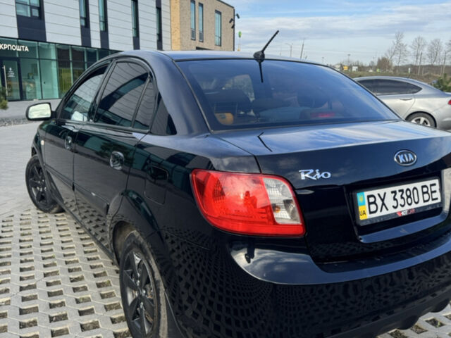 Чорний Кіа Ріо, об'ємом двигуна 1.4 л та пробігом 208 тис. км за 3900 $, фото 2 на Automoto.ua