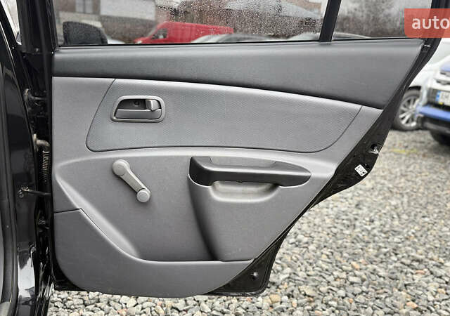 Черный Киа Рио, объемом двигателя 1.4 л и пробегом 100 тыс. км за 5000 $, фото 20 на Automoto.ua