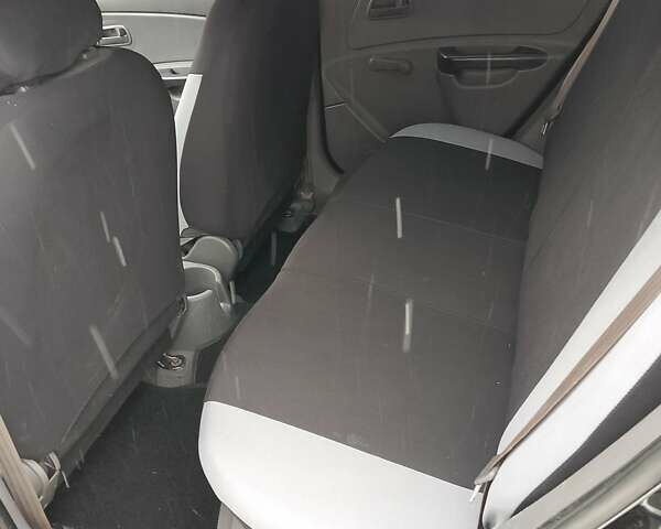 Чорний Кіа Ріо, об'ємом двигуна 1.4 л та пробігом 100 тис. км за 5800 $, фото 4 на Automoto.ua