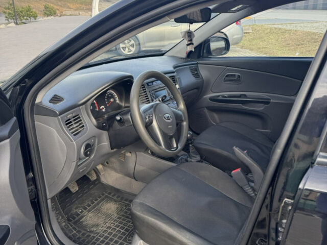 Чорний Кіа Ріо, об'ємом двигуна 1.4 л та пробігом 208 тис. км за 3900 $, фото 4 на Automoto.ua