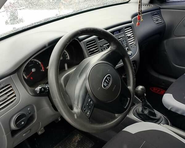 Черный Киа Рио, объемом двигателя 1.4 л и пробегом 100 тыс. км за 5800 $, фото 2 на Automoto.ua