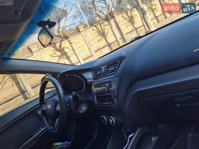 Чорний Кіа Ріо, об'ємом двигуна 1.4 л та пробігом 180 тис. км за 6450 $, фото 3 на Automoto.ua