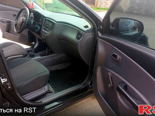 Черный Киа Рио, объемом двигателя 1.4 л и пробегом 49 тыс. км за 4800 $, фото 4 на Automoto.ua