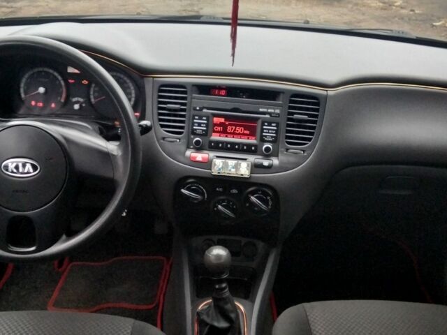 Черный Киа Рио, объемом двигателя 1.4 л и пробегом 150 тыс. км за 2550 $, фото 7 на Automoto.ua