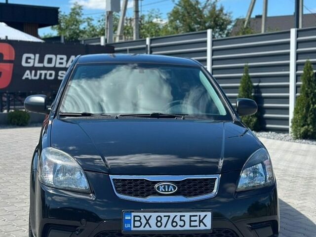 Чорний Кіа Ріо, об'ємом двигуна 1.4 л та пробігом 50 тис. км за 4899 $, фото 2 на Automoto.ua