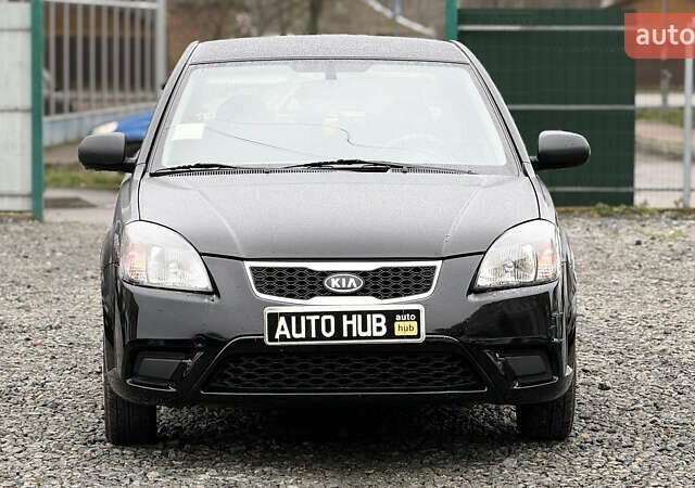 Черный Киа Рио, объемом двигателя 1.4 л и пробегом 100 тыс. км за 5000 $, фото 2 на Automoto.ua