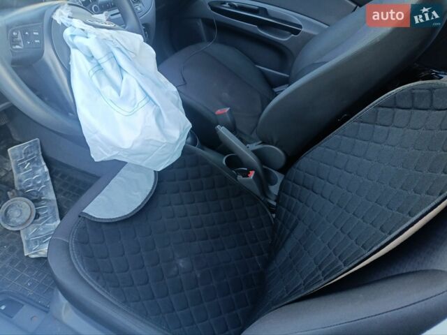Черный Киа Рио, объемом двигателя 1.4 л и пробегом 160 тыс. км за 2600 $, фото 9 на Automoto.ua