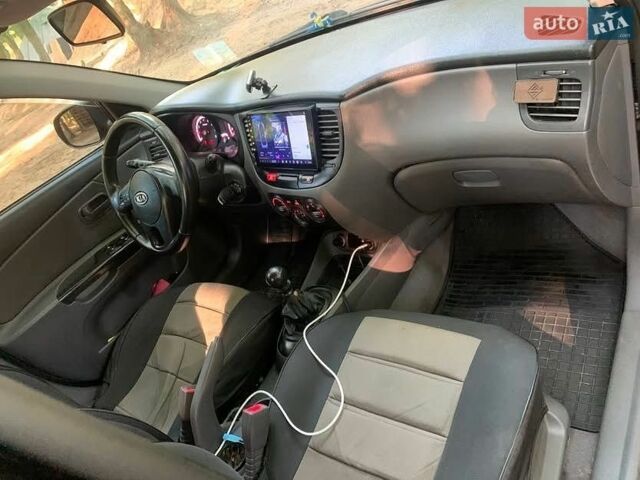 Чорний Кіа Ріо, об'ємом двигуна 1.4 л та пробігом 275 тис. км за 4700 $, фото 7 на Automoto.ua