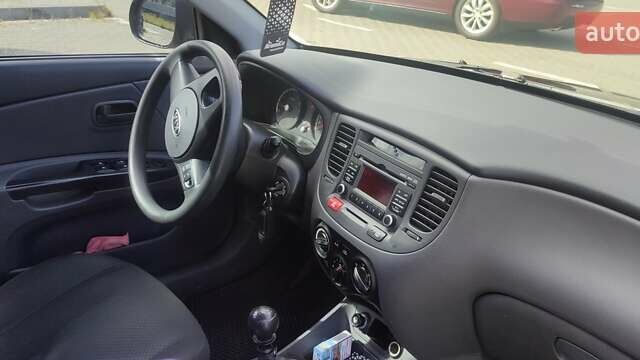 Черный Киа Рио, объемом двигателя 1.4 л и пробегом 224 тыс. км за 4600 $, фото 3 на Automoto.ua