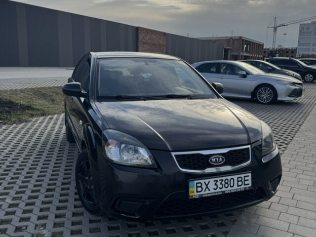 Чорний Кіа Ріо, об'ємом двигуна 1.4 л та пробігом 208 тис. км за 3900 $, фото 1 на Automoto.ua