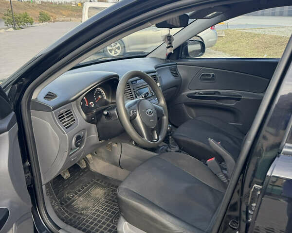 Черный Киа Рио, объемом двигателя 1.4 л и пробегом 206 тыс. км за 4999 $, фото 4 на Automoto.ua