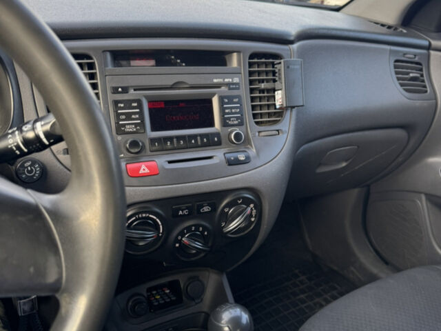 Чорний Кіа Ріо, об'ємом двигуна 1.4 л та пробігом 208 тис. км за 3900 $, фото 3 на Automoto.ua