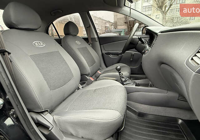 Черный Киа Рио, объемом двигателя 1.4 л и пробегом 100 тыс. км за 5000 $, фото 27 на Automoto.ua