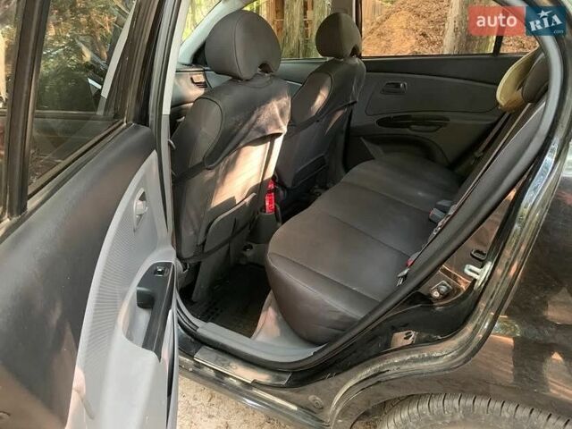 Чорний Кіа Ріо, об'ємом двигуна 1.4 л та пробігом 275 тис. км за 4700 $, фото 9 на Automoto.ua