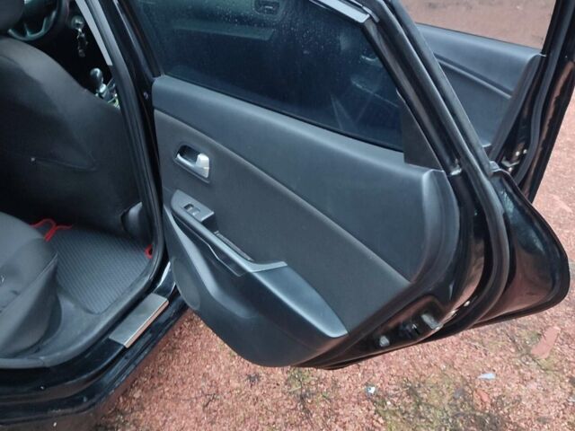 Чорний Кіа Ріо, об'ємом двигуна 1.4 л та пробігом 170 тис. км за 8500 $, фото 5 на Automoto.ua