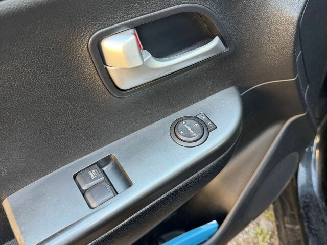 Чорний Кіа Ріо, об'ємом двигуна 1.4 л та пробігом 73 тис. км за 8900 $, фото 7 на Automoto.ua