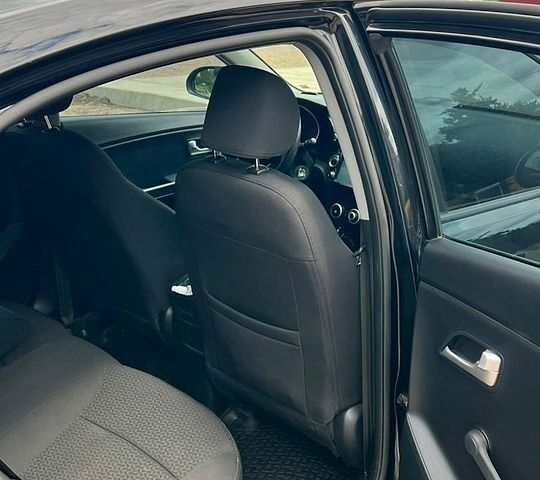Чорний Кіа Ріо, об'ємом двигуна 1.4 л та пробігом 199 тис. км за 8800 $, фото 7 на Automoto.ua
