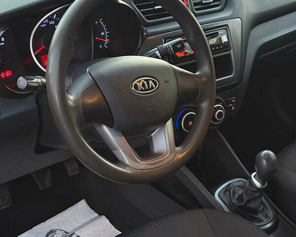 Чорний Кіа Ріо, об'ємом двигуна 1.4 л та пробігом 136 тис. км за 6900 $, фото 11 на Automoto.ua