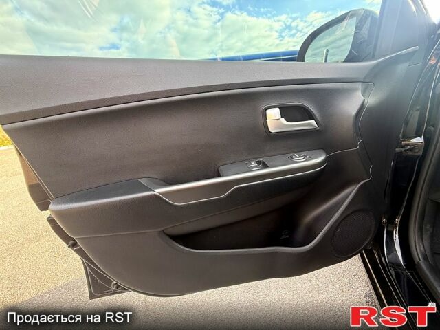 Чорний Кіа Ріо, об'ємом двигуна 1.4 л та пробігом 74 тис. км за 9100 $, фото 5 на Automoto.ua