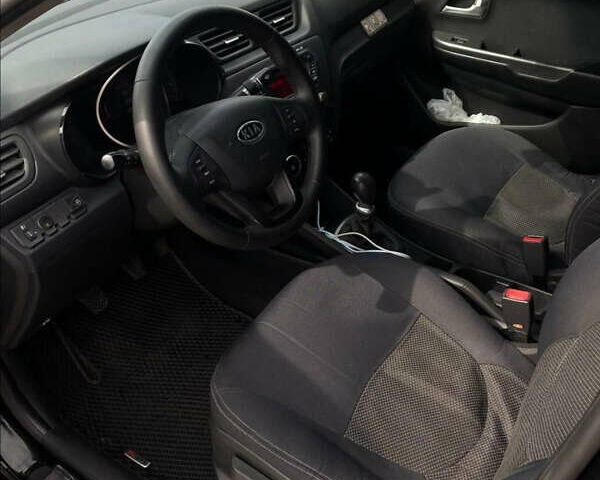 Чорний Кіа Ріо, об'ємом двигуна 1.4 л та пробігом 100 тис. км за 5999 $, фото 6 на Automoto.ua