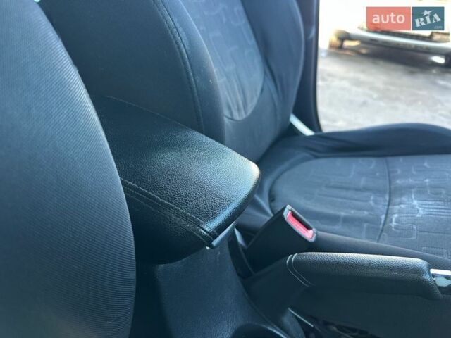 Чорний Кіа Ріо, об'ємом двигуна 1.59 л та пробігом 197 тис. км за 5888 $, фото 51 на Automoto.ua