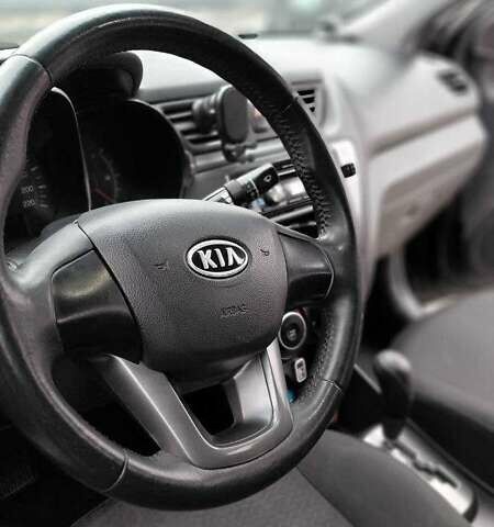 Чорний Кіа Ріо, об'ємом двигуна 1.4 л та пробігом 100 тис. км за 7607 $, фото 4 на Automoto.ua