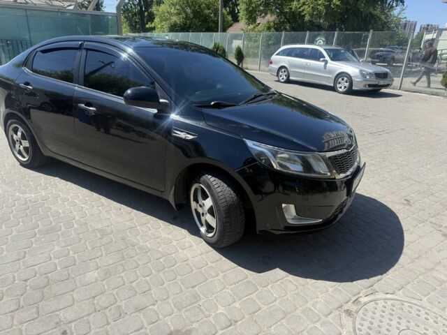 Черный Киа Рио, объемом двигателя 1.6 л и пробегом 330 тыс. км за 5500 $, фото 3 на Automoto.ua