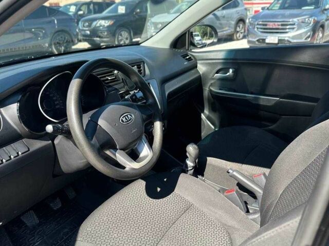 Чорний Кіа Ріо, об'ємом двигуна 1.4 л та пробігом 53 тис. км за 8933 $, фото 6 на Automoto.ua