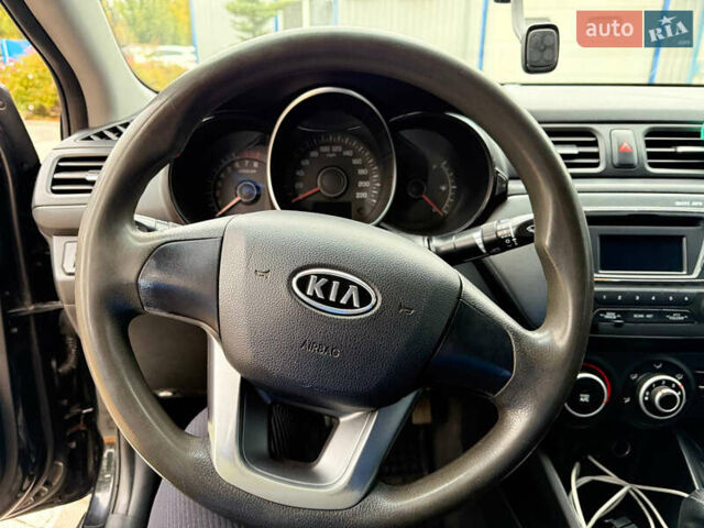 Чорний Кіа Ріо, об'ємом двигуна 1.6 л та пробігом 392 тис. км за 4500 $, фото 5 на Automoto.ua