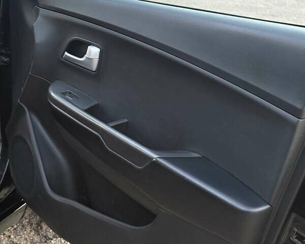 Чорний Кіа Ріо, об'ємом двигуна 1.4 л та пробігом 136 тис. км за 6900 $, фото 16 на Automoto.ua