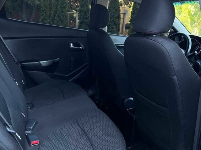 Чорний Кіа Ріо, об'ємом двигуна 1.4 л та пробігом 102 тис. км за 7394 $, фото 2 на Automoto.ua