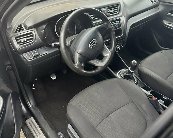 Чорний Кіа Ріо, об'ємом двигуна 1.4 л та пробігом 100 тис. км за 3500 $, фото 3 на Automoto.ua